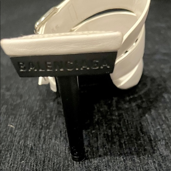 New edgy Balenciaga white leather sandals with straps with silver metal buckles. - Picture 8 of 8